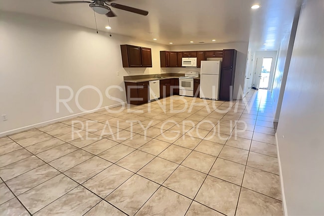 Building Photo - Beautiful 3-bedrooms, 2-baths duplex home ...