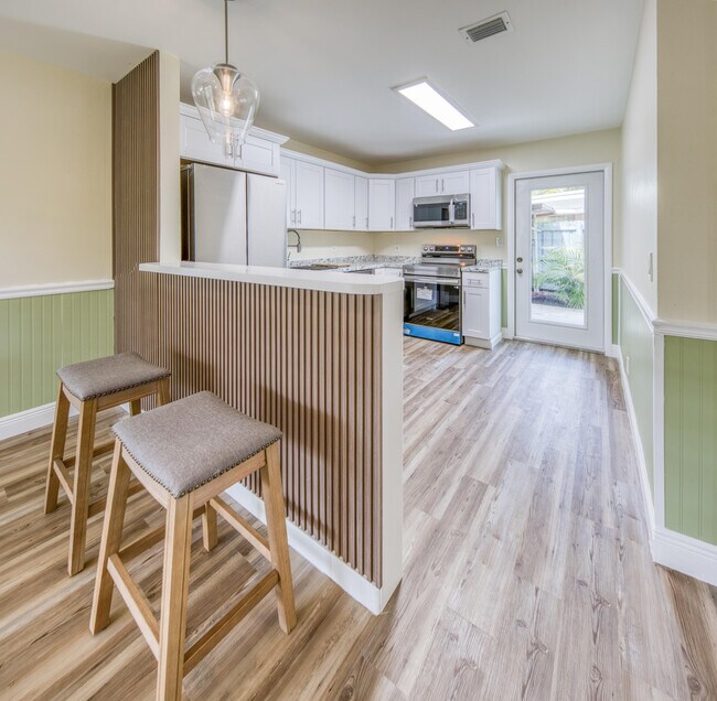 Building Photo - 241 NE 40th Ct