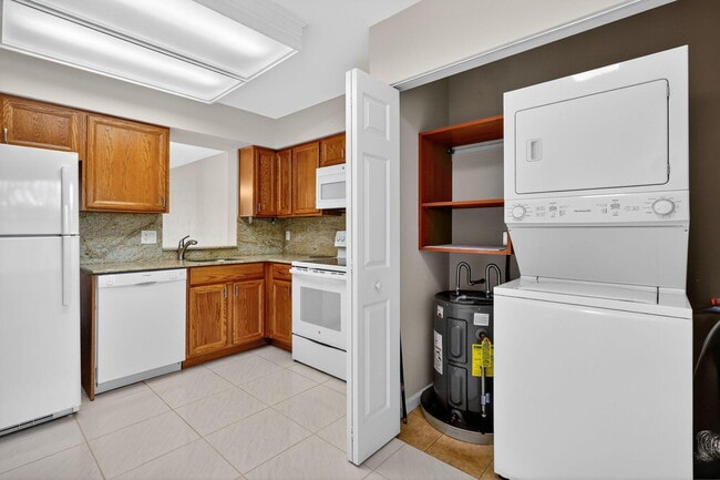 Building Photo - 14747 Cumberland Dr