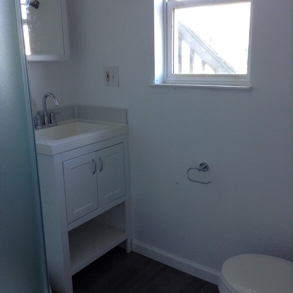 bathroom - 32 Bay Ave