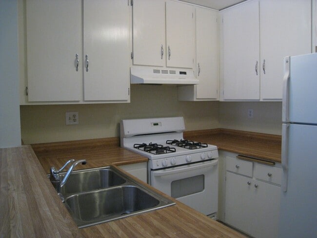 Building Photo - SPARKLING CONDO, UPPER UNIT!