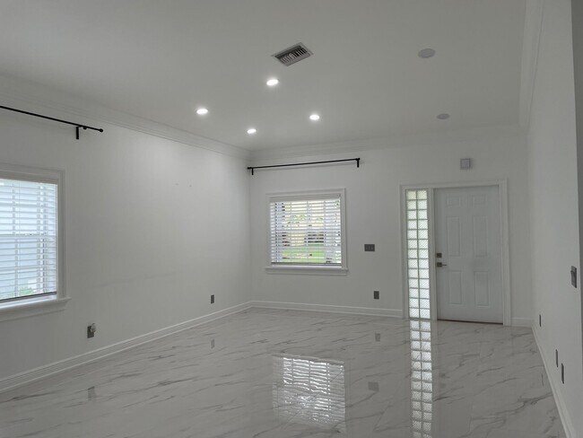 Building Photo - 6264 Lansdowne Cir