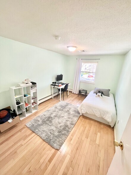Building Photo - 148 Thorndike St