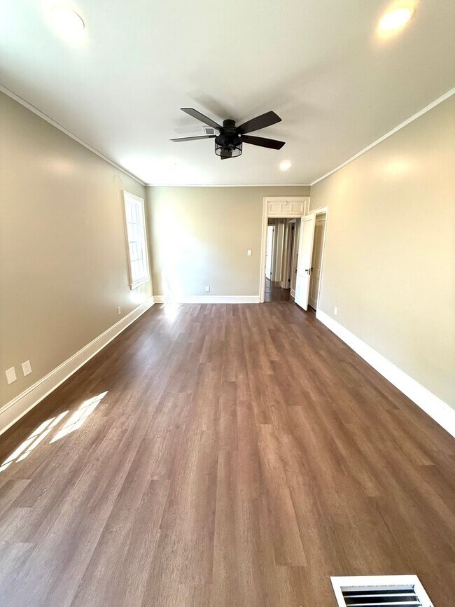 Building Photo - ** 4 Bed 3 Bath located in Old Cloverdale ** Call 334-366-9198 to schedule a self-tour