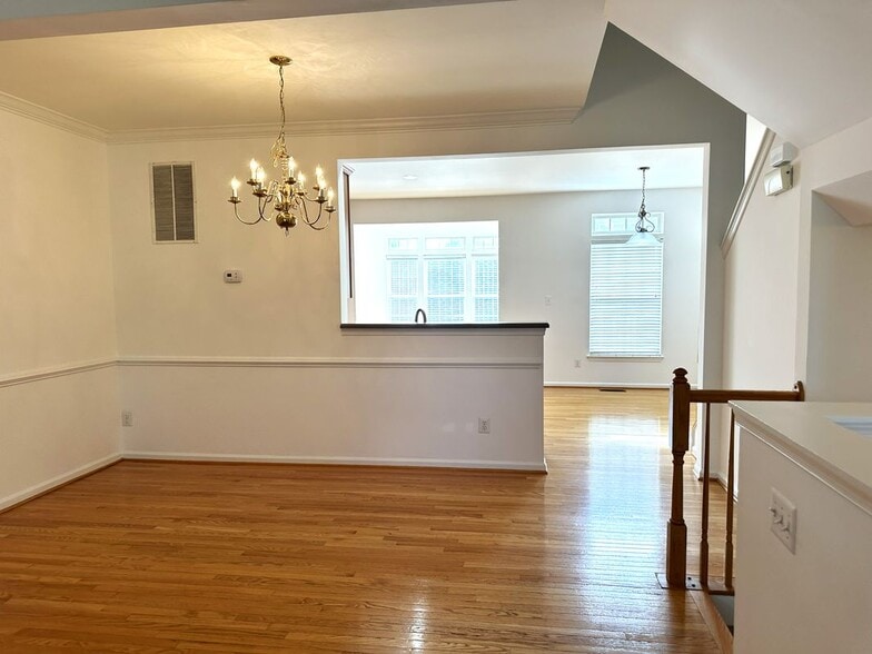 Building Photo - 16606 Barge Cir