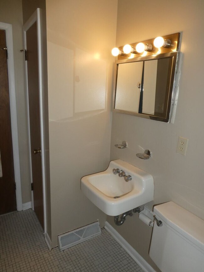 Building Photo - 2600 Braemore Rd