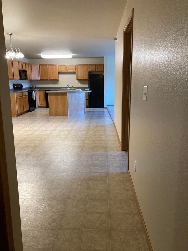 Building Photo - Room to Transform and Grow! Over 1600 sq ft, Oh My!