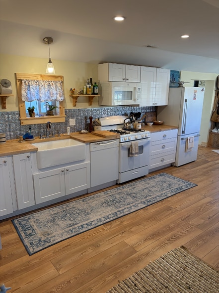 Building Photo - 613 Main St