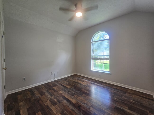 Building Photo - 2112 Spring Hill Cir