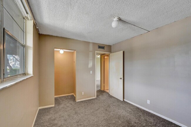 Building Photo - 9440 Poinciana Pl