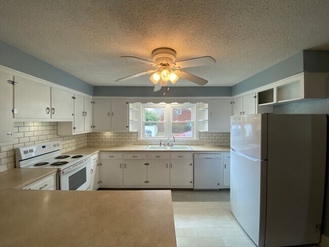 Building Photo - 4025 Robinhood Rd