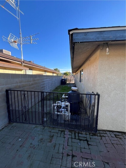 Building Photo - 43052 Charlton Ave