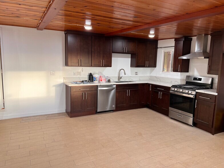 Building Photo - 13531 Chestnut St