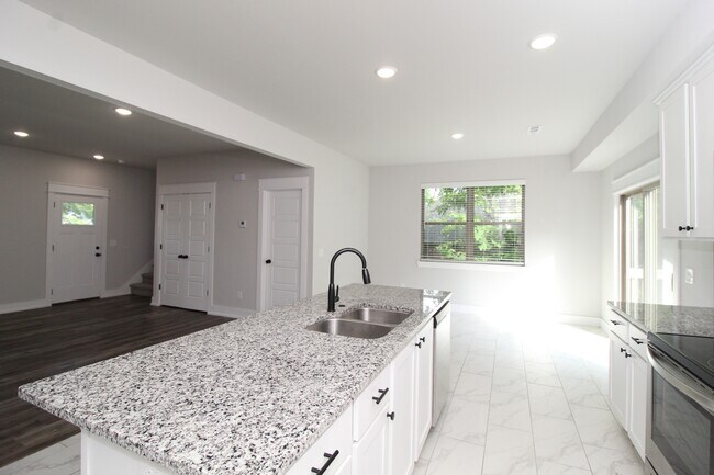 Building Photo - 11 Hillswick Dr