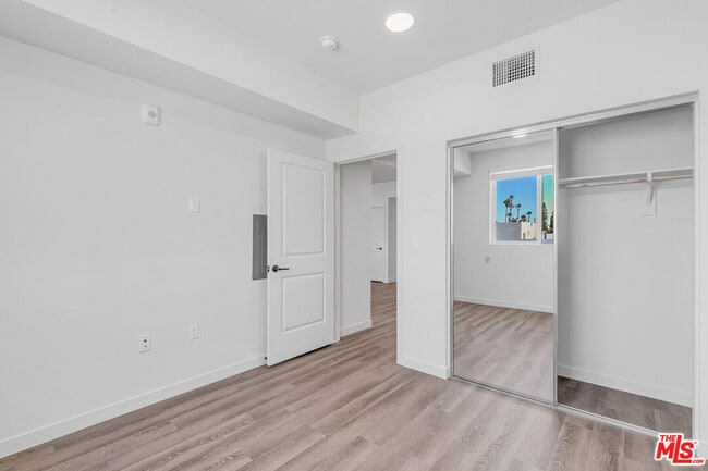 Building Photo - 10824 Blix St