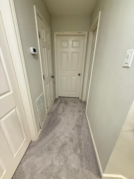 Building Photo - 1906 Savanna Ct N