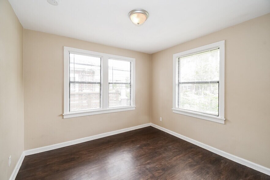 Building Photo - 346 W 68th St