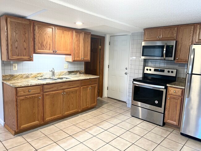 Building Photo - 204 S Main St