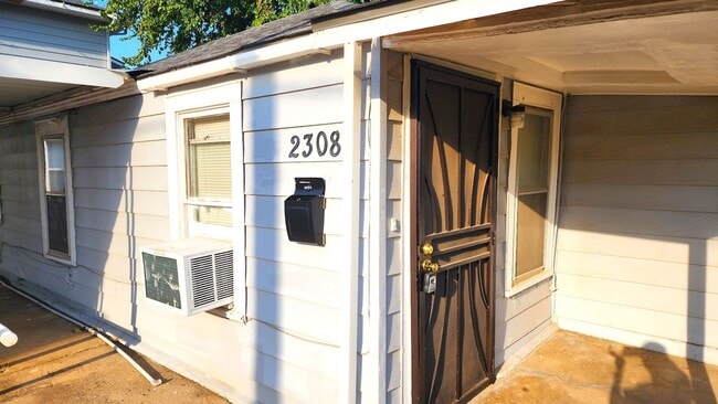 Building Photo - 2 Bed 1 Bath in the University Add Near Paseo and 23rd St Restaurants