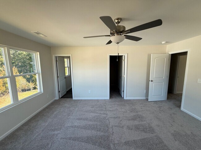 Building Photo - Three bedroom, 2.5 bath townhome in Whitsett