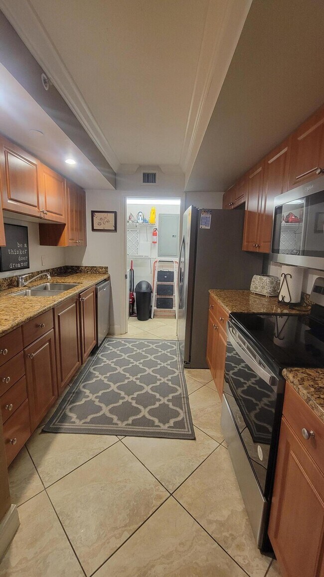 Building Photo - 6917 Collins Ave