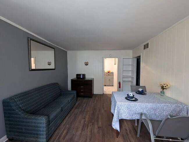 Building Photo - 2115 Hazelhurst Ave