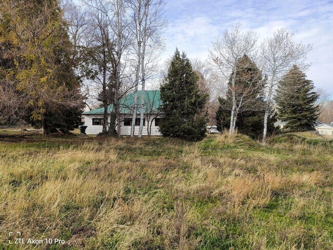 Building Photo - 2557 S Orch Dr