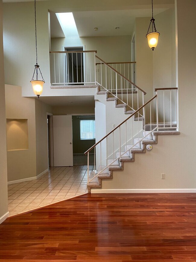 Building Photo - 4 bedroom 3 full bath Windsor Home!