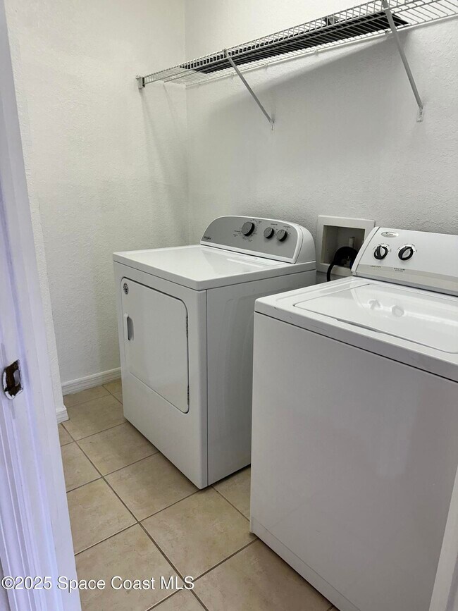 Building Photo - 105 Turpial Way