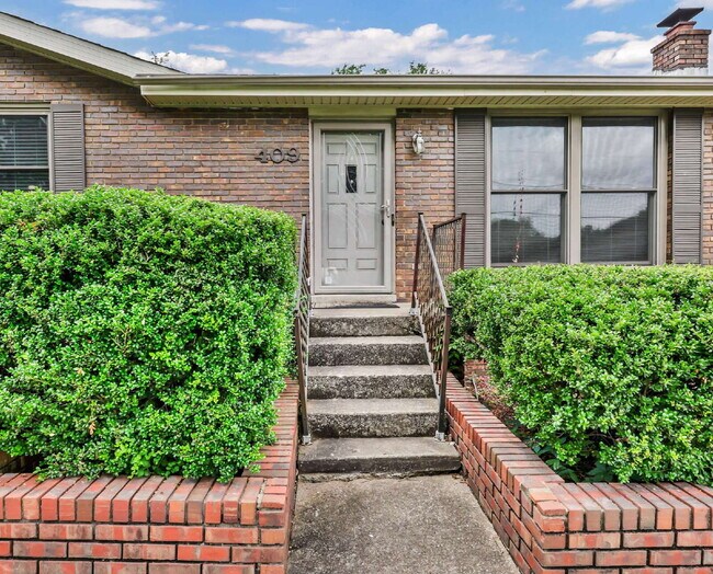 Building Photo - Wonderful 3 bed 2 bath with a modern interior