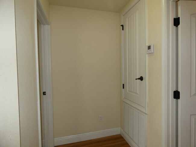 Building Photo - Charming 3-Bedroom Home