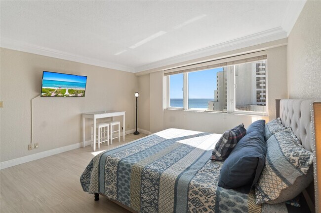 Building Photo - 3000 Holiday Dr