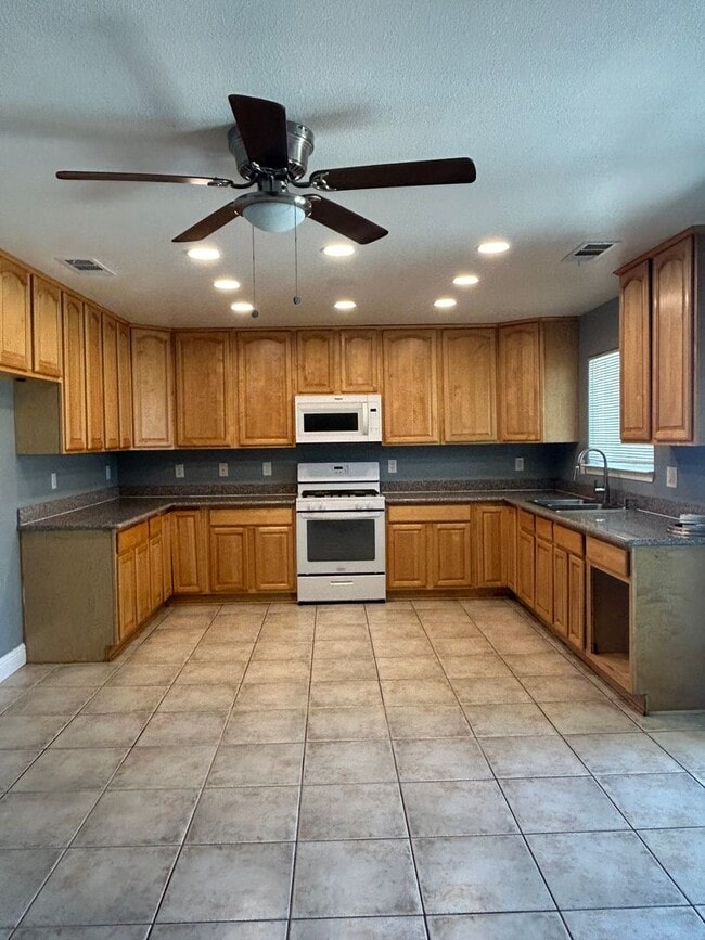 Building Photo - 3 Bedroom 2 bath home available