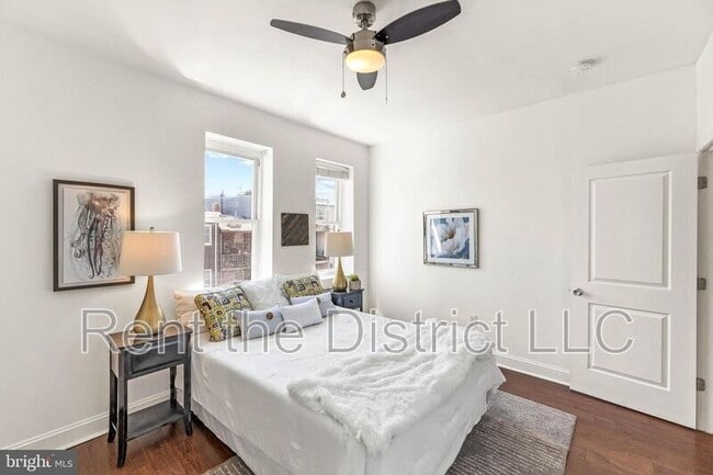 Building Photo - 25 Todd Pl NE