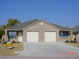 Building Photo - 931 Rosewood Dr