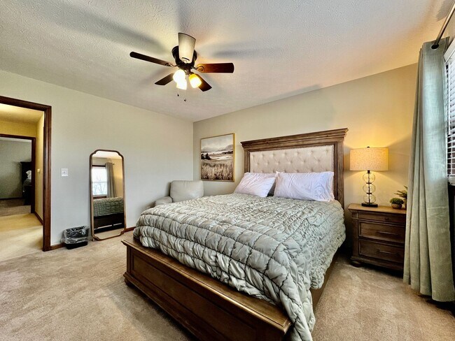 Building Photo - Executive home in West Chester with HOT TUB