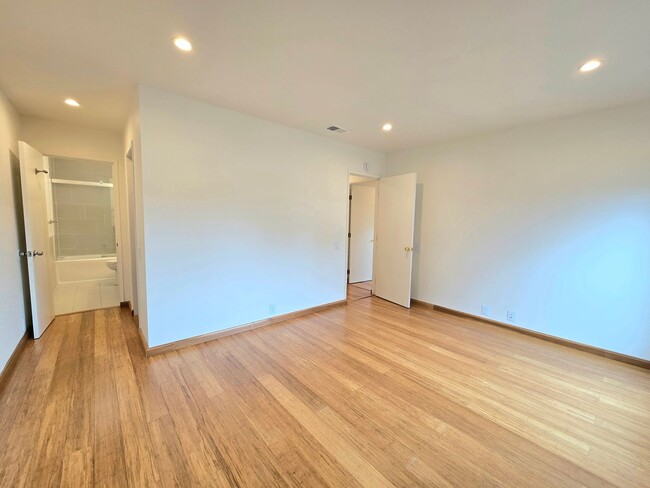 Building Photo - Beautifully Upgraded 2 bedroom, 2 bathroom...