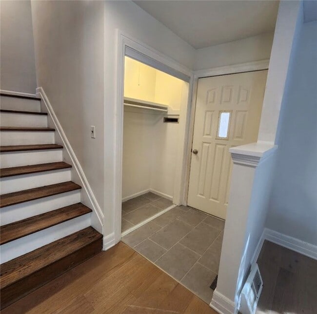 Building Photo - 240 Maywood Dr