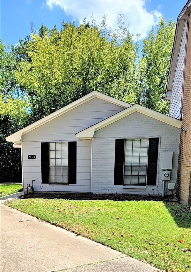 Building Photo - Adorable UPDATED 2-Bedroom, 2-Bathroom Tow...