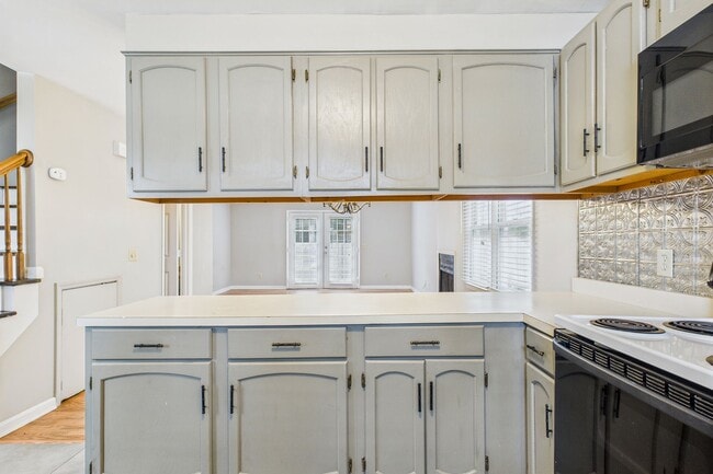 Building Photo - UNCG Area – Chancellors Court Townhomes. W...