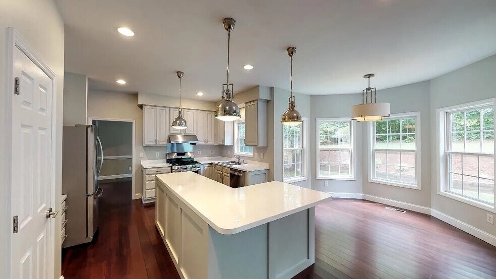 Building Photo - Room in House on New Parkside Dr