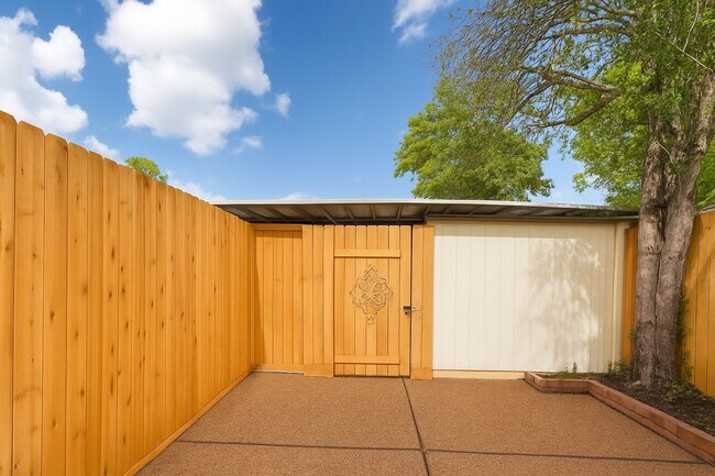 Building Photo - 13228 Trail Hollow Dr