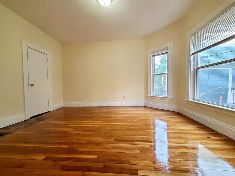 Building Photo - 120 Beacon St