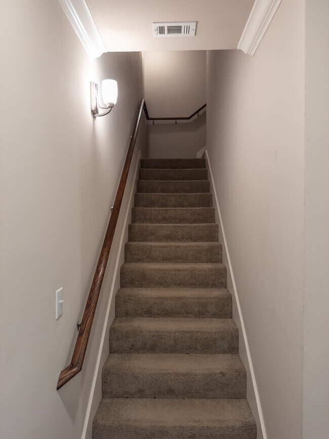 Building Photo - 2167 Shadowbrook Dr