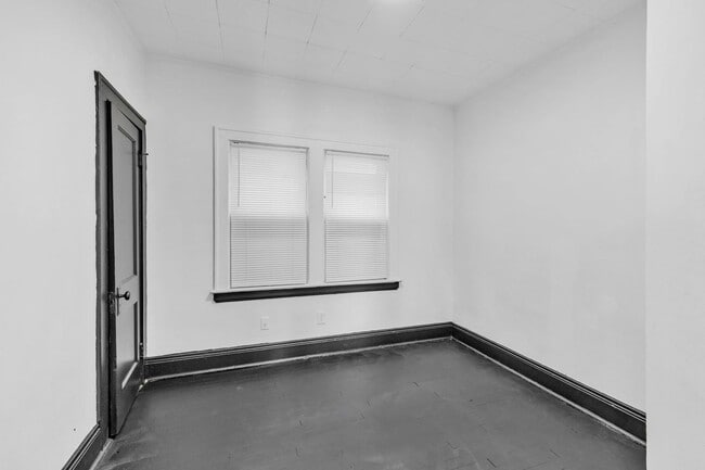 Building Photo - 3058 E 116th St