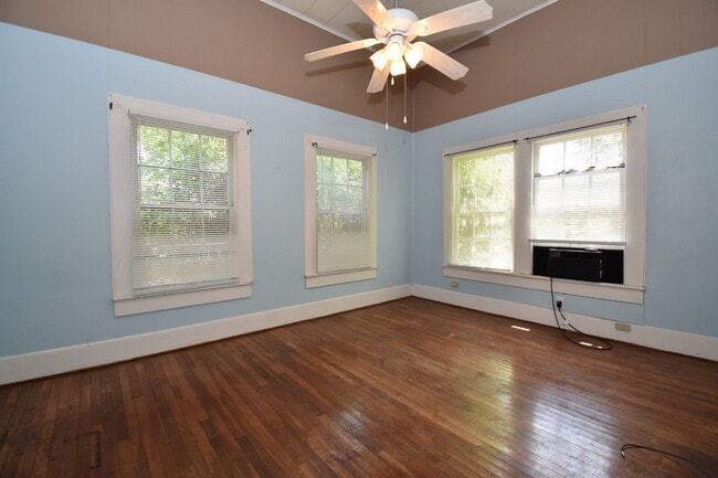 Building Photo - Centrally Located 2 Bed Close to Tech!