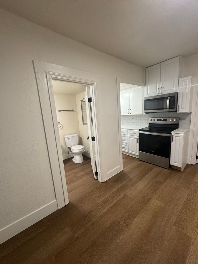 Building Photo - CHARMING 2 BED 1 BATH HOUSE WITH NEW FLOOR...