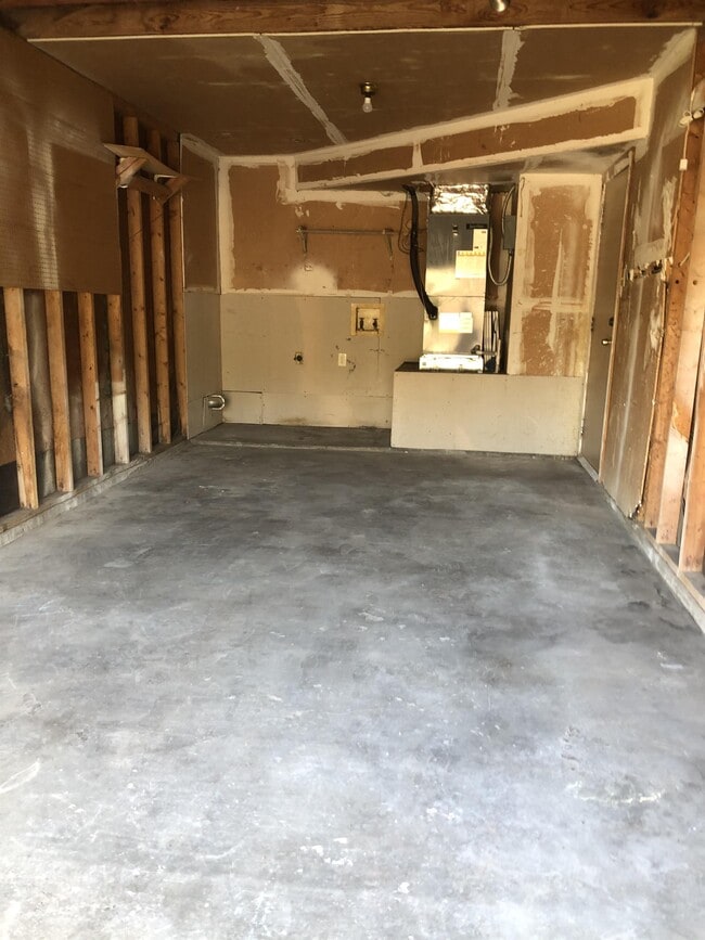 Building Photo - 901 NW Summercrest Blvd