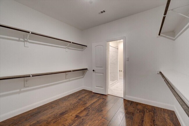Building Photo - 2560 Thannisch Ave