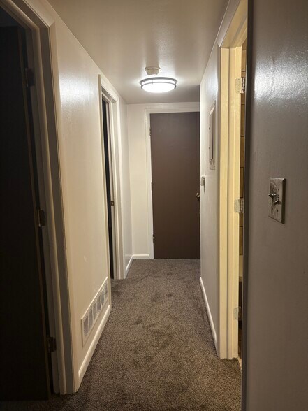 Hallway - 42 Vinway Ct